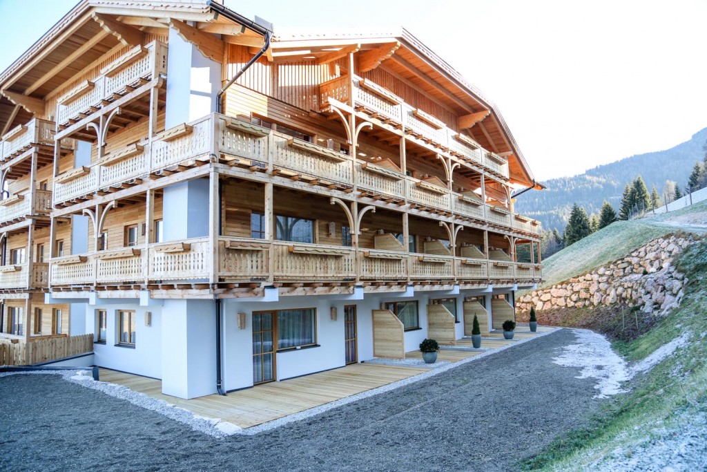 Lärchenholzbalkon-Kastenstockfenster
